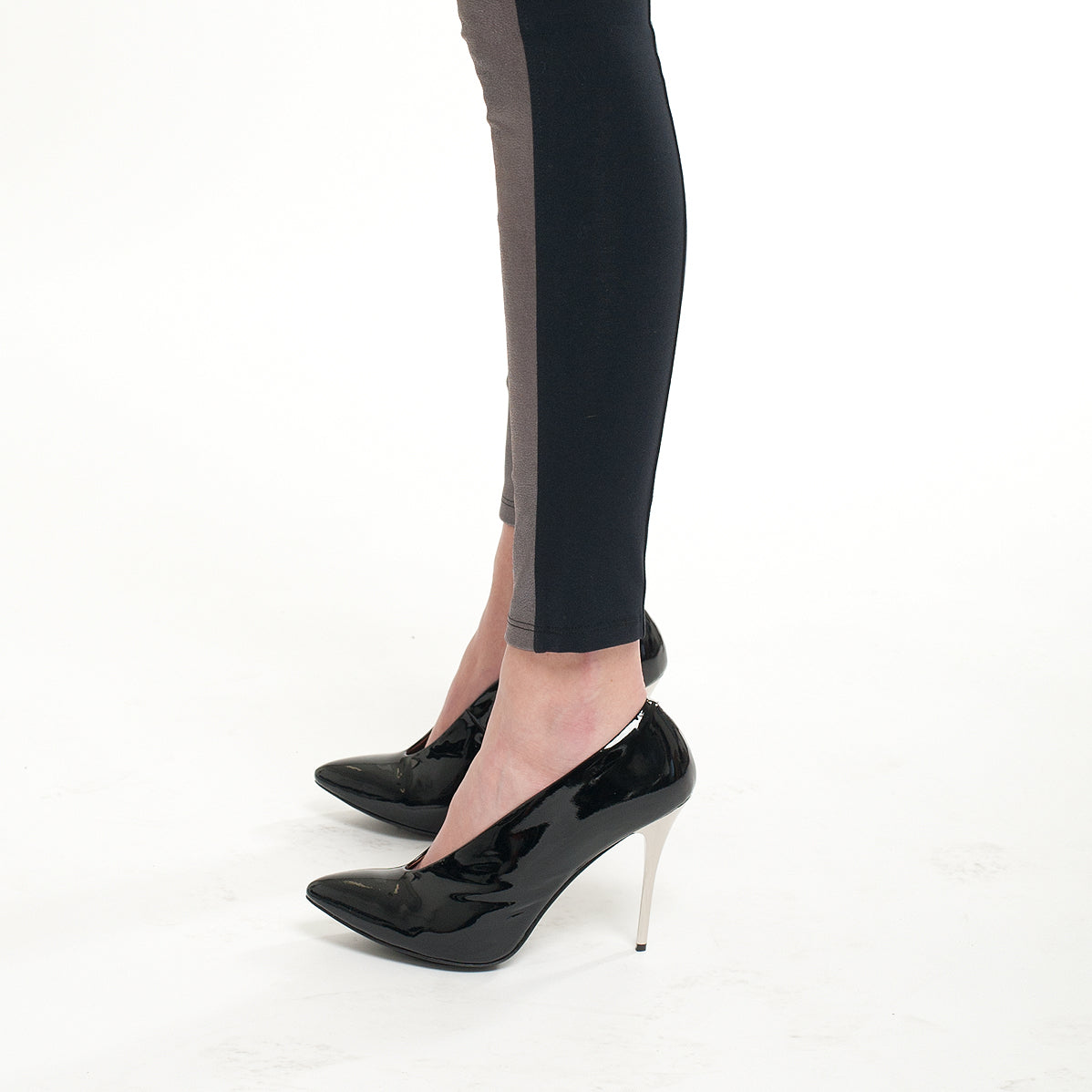 K410 patent leather pumps; black
