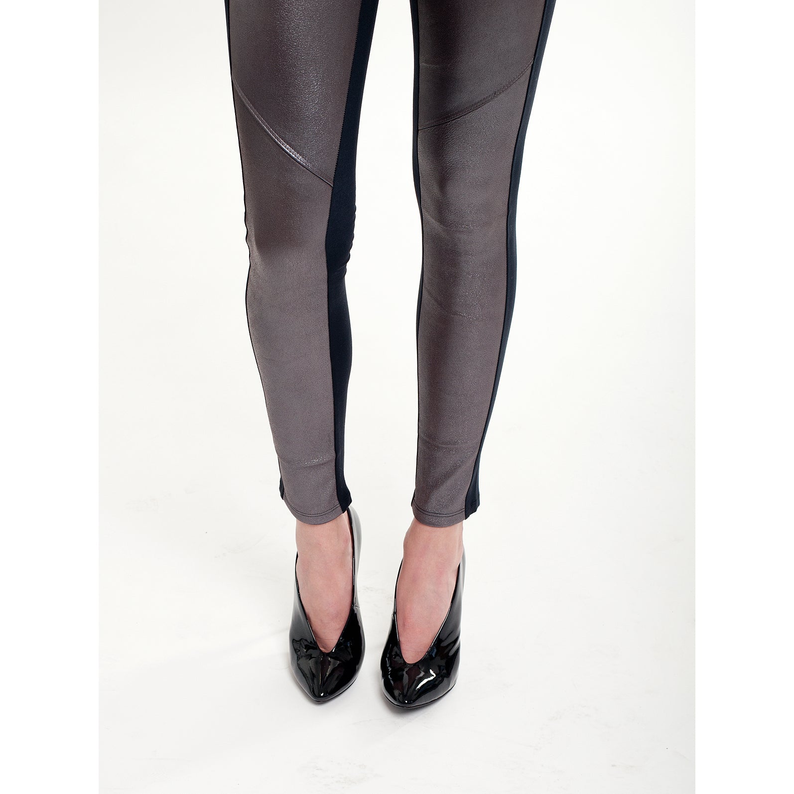 K410 patent leather pumps; black