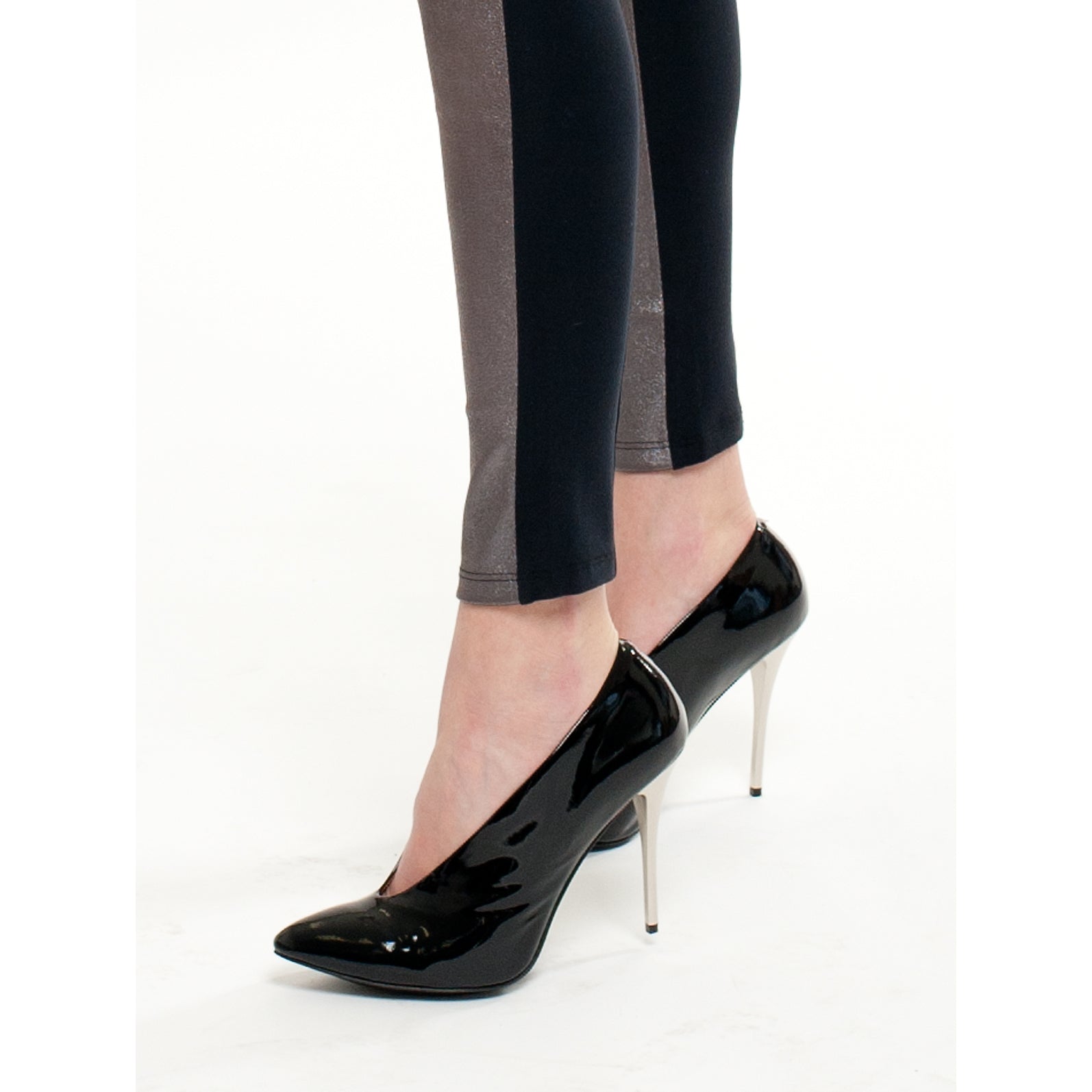K410 patent leather pumps; black