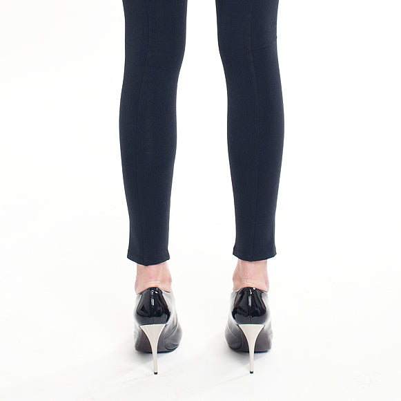 K410 patent leather pumps; black