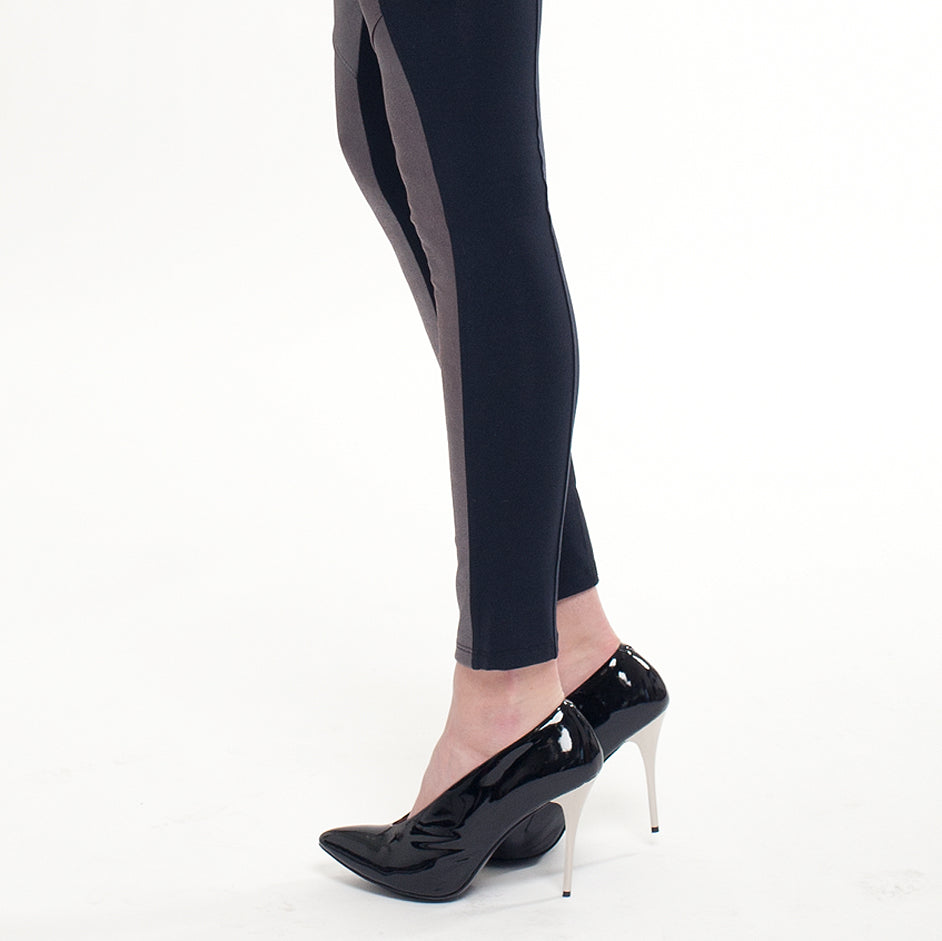 K410 patent leather pumps; black