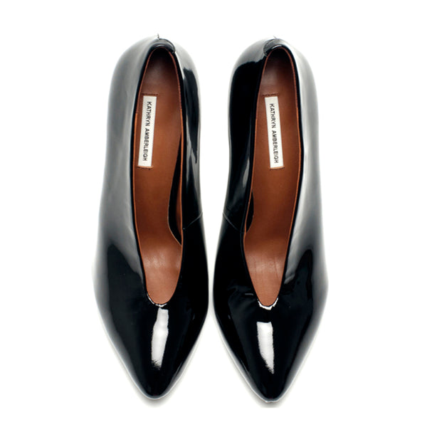 K410 patent leather pumps; black