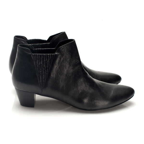 K607 leather boots; black