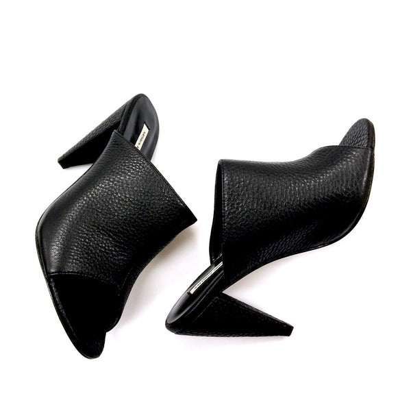 J581 leather slides; black
