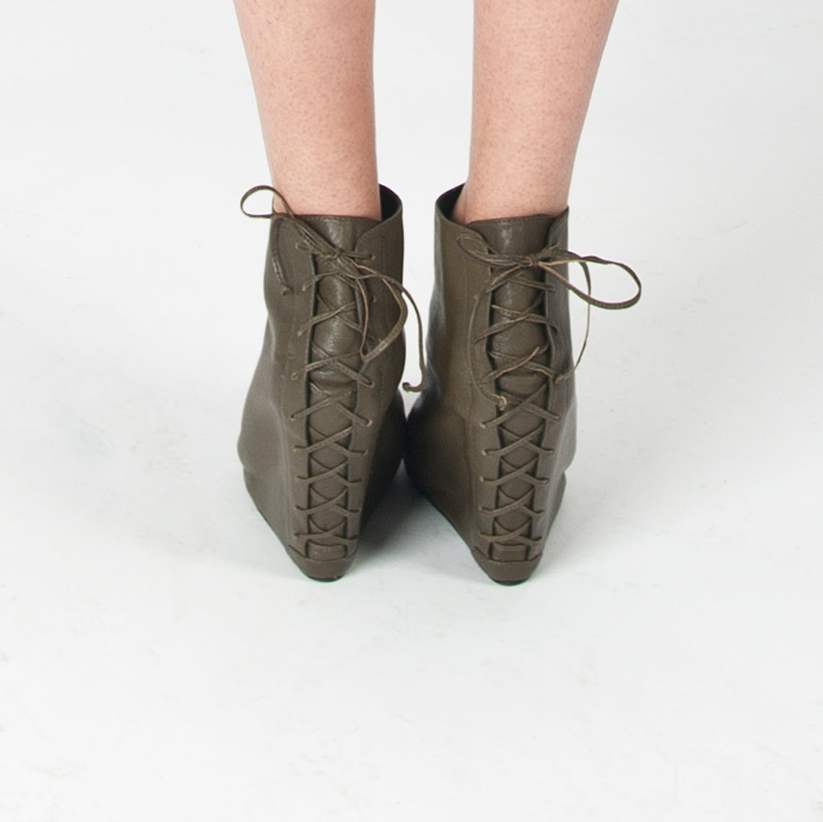 K304 leather boots; olive