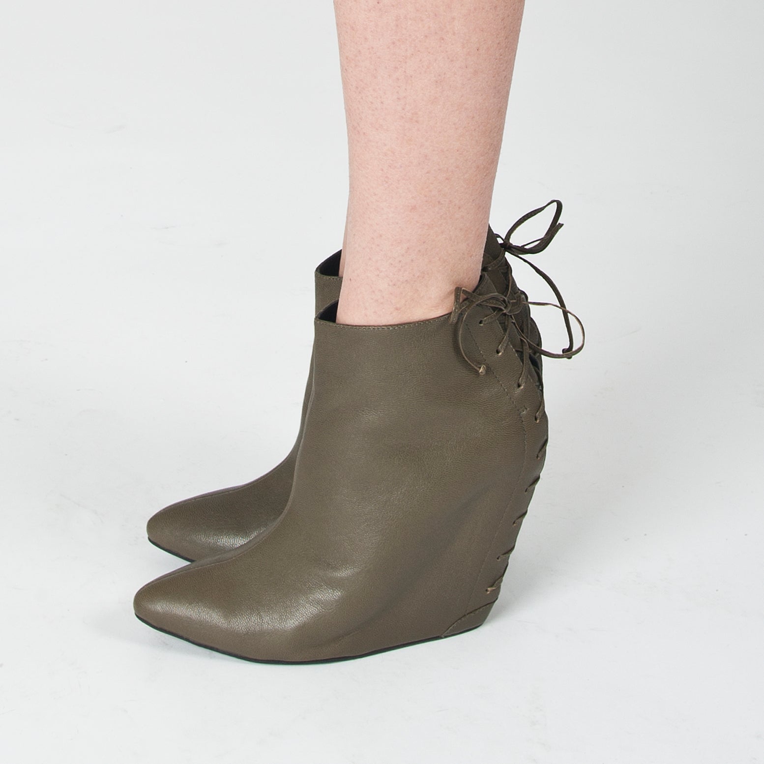 K304 leather boots; olive