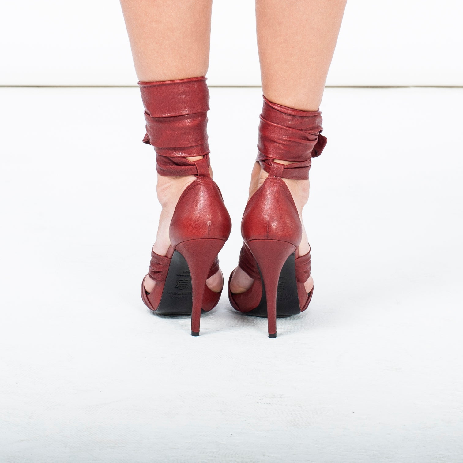 K421 leather heels; scarlet