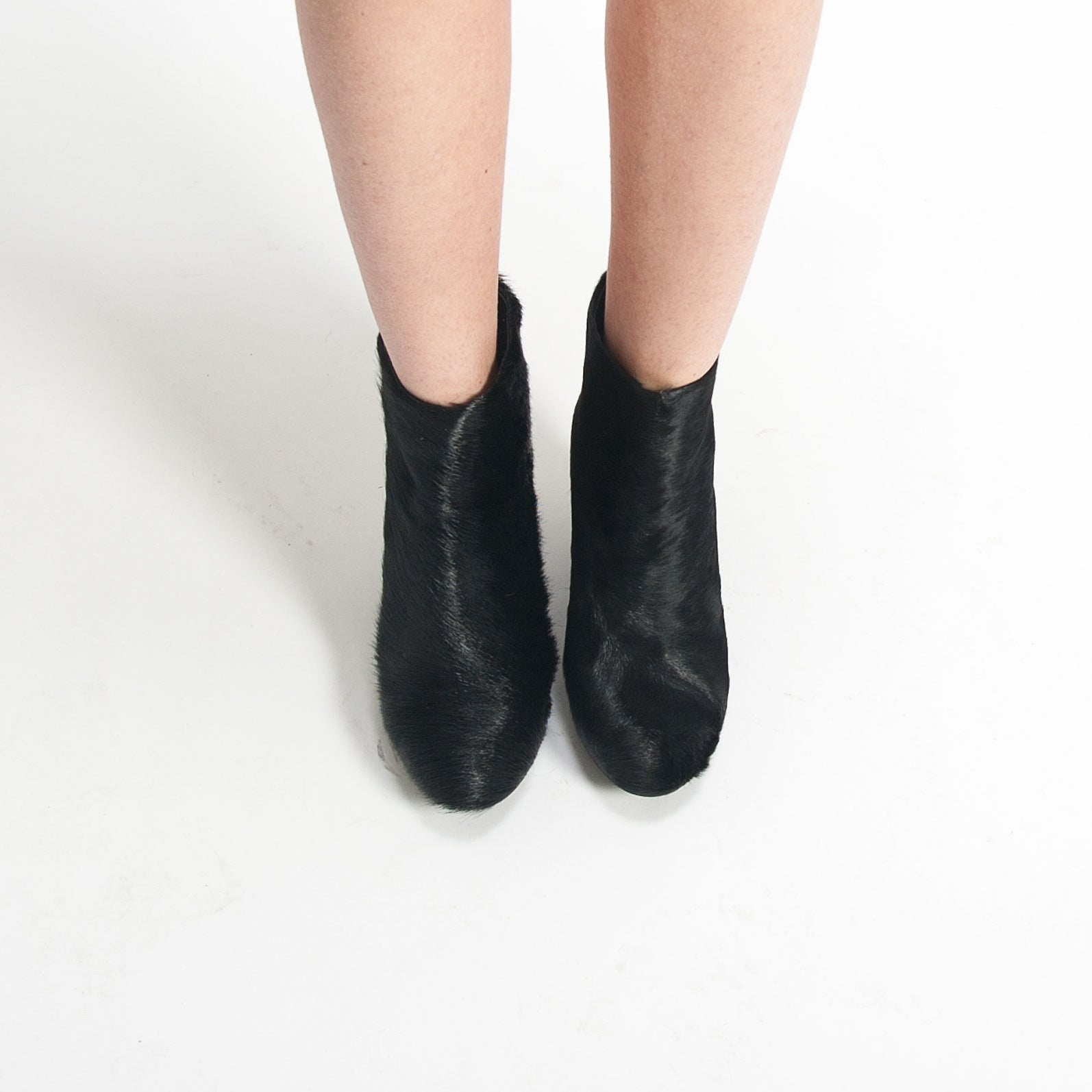 K601 leather boots; black hair