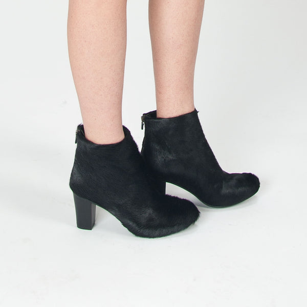 K601 leather boots; black hair