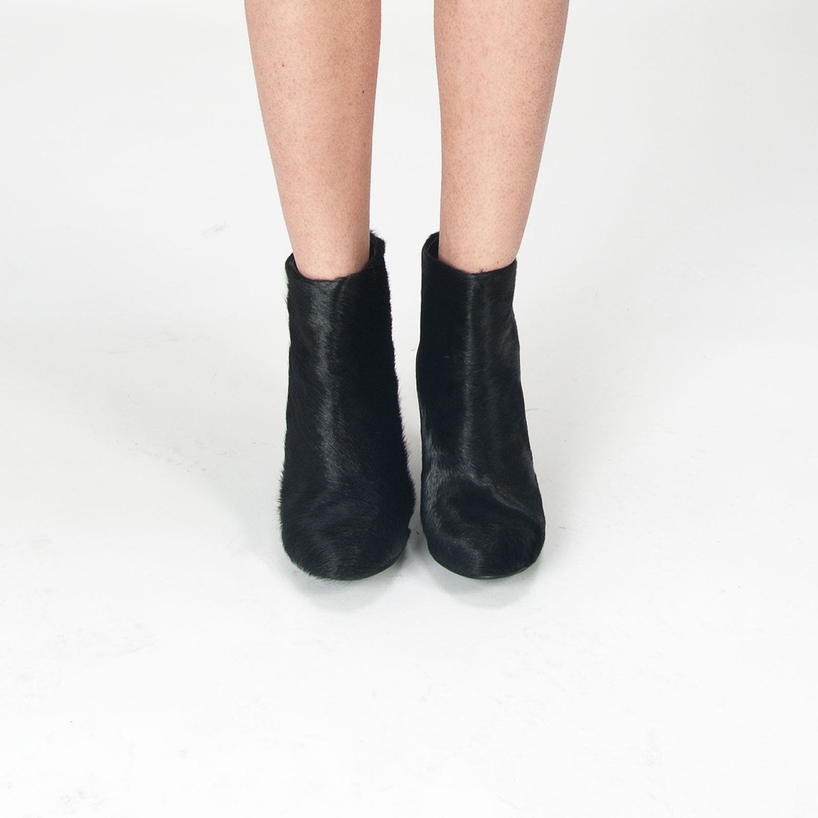K601 leather boots; black hair