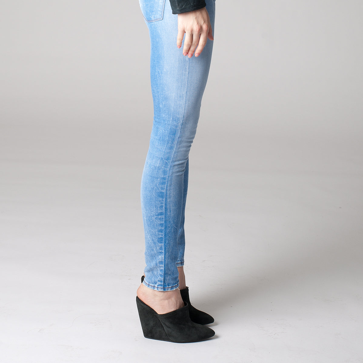 K604 suede mules; coal