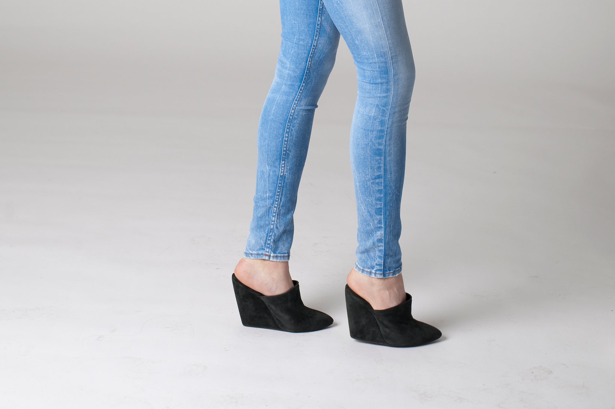K604 suede mules; coal