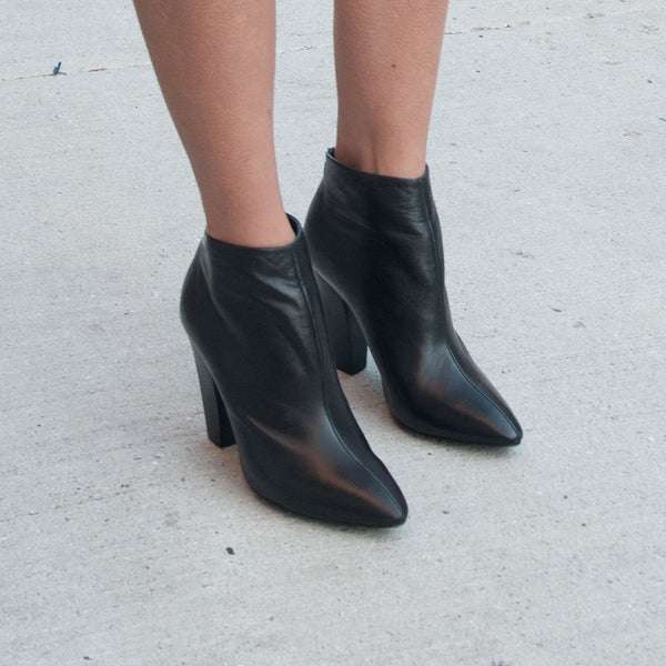 K610 leather boots; black lamb